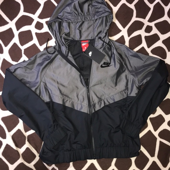 Nike Women’s windbreaker. NWT - Picture 2 of 3